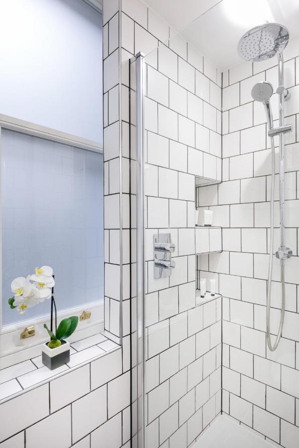 Urban Chic - Shaftesbury Apartment London Bagian luar foto